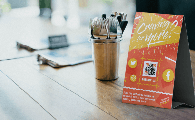 Пример QR-кода на визитной карточке с функцией сохранения в телефоне
